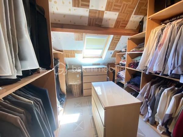 Située sur la commune de Saint-Escobille, à 10' d'Etampes, de Dourdan et d'Angerville.
Venez la découvrir avec ses 4 chambres et son grand terrain paysager de 1000 m², 
Construite en 1996, elle vous séduira par ses matériaux de qualité, son design moderne, et son exposition Sud, inondant les pièces de lumière naturelle. Un vrai coup de cœur !

La commune fait partie de la communauté d'agglomération d'Etampes. Vous êtes à 40' de Paris par le train.
La maison fait partie d'un des plus joli lotissements de la commune en bout de rue et avec la vue sur les champs !
Le jardin est bien dimensionné tout autour de la maison, sans vis à vis.

L'entrée de la maison s'ouvre sur la pièce de vie avec le salon, la salle à manger et la grande véranda de 26 m². L'espace d'environ 65 m² est l'espace à vivre par excellence, traversant et ouvrant sur la totalité du jardin.
La cuisine indépendante joliment équipée et aménagée, fonctionnelle et esthétique, est complétée par une buanderie.
On trouve également au rdc une suite parentale avec sauna, un WC et un accès pour le garage.

À l'étage, l’espace nuit se compose de 3 chambres, dont une superbe chambre traversante de 30 m², et 2 autres chambres de 13 m².
Chaque pièce est décorée avec soin. Une salle de bain de 9 m², équipée d'une grande baignoire et d'un WC, complète cet étage.

Tous les matériaux utilisés pour cette maison sont de grande qualité, assurant une isolation et un confort optimal. La décoration des sols, murs et mobiliers est en parfaite harmonie, rehaussant le charme de chaque pièce.

Les ++ : une propriété entièrement clôturée, un grand jardin plat d'environ 1000 m² engazonné entourant la maison, plusieurs terrasses, une maison indépendante en parpaing isolé, une toiture en tuiles en excellent état, une magnifique véranda de 26 m², des volets roulants électriques, du double vitrage de qualité, une PAC pour le chauffage et le rafraîchissement estival, une cheminée monumentale, et une luminosité remarquable toute la journée. La cuisine avec buanderie de 26 m², le salon-salle à manger traversant, 4 chambres dont une de 30 m², un DPE de classe B avec une isolation remarquable. Et pout compléter, un garage de 30 m², 2 chalets de jardin, une cuve de récupération de l'eau de pluie et un portail électrique. L'accès est simple à toutes les commodités : écoles, commerces, transports, et espaces verts accessibles à pied.

Ne tardez pas à visiter ce petit bijou ! Bien exceptionnel sur le marché !
