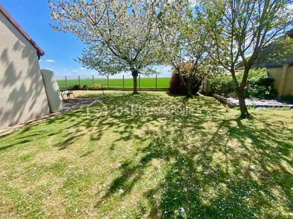 Située sur la commune de Saint-Escobille, à 10' d'Etampes, de Dourdan et d'Angerville.
Venez la découvrir avec ses 4 chambres et son grand terrain paysager de 1000 m², 
Construite en 1996, elle vous séduira par ses matériaux de qualité, son design moderne, et son exposition Sud, inondant les pièces de lumière naturelle. Un vrai coup de cœur !

La commune fait partie de la communauté d'agglomération d'Etampes. Vous êtes à 40' de Paris par le train.
La maison fait partie d'un des plus joli lotissements de la commune en bout de rue et avec la vue sur les champs !
Le jardin est bien dimensionné tout autour de la maison, sans vis à vis.

L'entrée de la maison s'ouvre sur la pièce de vie avec le salon, la salle à manger et la grande véranda de 26 m². L'espace d'environ 65 m² est l'espace à vivre par excellence, traversant et ouvrant sur la totalité du jardin.
La cuisine indépendante joliment équipée et aménagée, fonctionnelle et esthétique, est complétée par une buanderie.
On trouve également au rdc une suite parentale avec sauna, un WC et un accès pour le garage.

À l'étage, l’espace nuit se compose de 3 chambres, dont une superbe chambre traversante de 30 m², et 2 autres chambres de 13 m².
Chaque pièce est décorée avec soin. Une salle de bain de 9 m², équipée d'une grande baignoire et d'un WC, complète cet étage.

Tous les matériaux utilisés pour cette maison sont de grande qualité, assurant une isolation et un confort optimal. La décoration des sols, murs et mobiliers est en parfaite harmonie, rehaussant le charme de chaque pièce.

Les ++ : une propriété entièrement clôturée, un grand jardin plat d'environ 1000 m² engazonné entourant la maison, plusieurs terrasses, une maison indépendante en parpaing isolé, une toiture en tuiles en excellent état, une magnifique véranda de 26 m², des volets roulants électriques, du double vitrage de qualité, une PAC pour le chauffage et le rafraîchissement estival, une cheminée monumentale, et une luminosité remarquable toute la journée. La cuisine avec buanderie de 26 m², le salon-salle à manger traversant, 4 chambres dont une de 30 m², un DPE de classe B avec une isolation remarquable. Et pout compléter, un garage de 30 m², 2 chalets de jardin, une cuve de récupération de l'eau de pluie et un portail électrique. L'accès est simple à toutes les commodités : écoles, commerces, transports, et espaces verts accessibles à pied.

Ne tardez pas à visiter ce petit bijou ! Bien exceptionnel sur le marché !