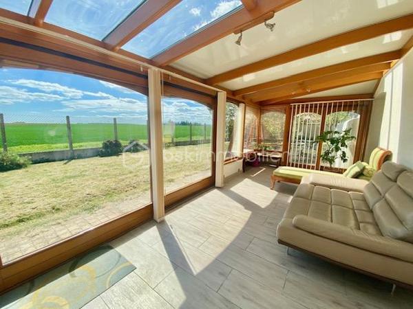 Située sur la commune de Saint-Escobille, à 10' d'Etampes, de Dourdan et d'Angerville.
Venez la découvrir avec ses 4 chambres et son grand terrain paysager de 1000 m², 
Construite en 1996, elle vous séduira par ses matériaux de qualité, son design moderne, et son exposition Sud, inondant les pièces de lumière naturelle. Un vrai coup de cœur !

La commune fait partie de la communauté d'agglomération d'Etampes. Vous êtes à 40' de Paris par le train.
La maison fait partie d'un des plus joli lotissements de la commune en bout de rue et avec la vue sur les champs !
Le jardin est bien dimensionné tout autour de la maison, sans vis à vis.

L'entrée de la maison s'ouvre sur la pièce de vie avec le salon, la salle à manger et la grande véranda de 26 m². L'espace d'environ 65 m² est l'espace à vivre par excellence, traversant et ouvrant sur la totalité du jardin.
La cuisine indépendante joliment équipée et aménagée, fonctionnelle et esthétique, est complétée par une buanderie.
On trouve également au rdc une suite parentale avec sauna, un WC et un accès pour le garage.

À l'étage, l’espace nuit se compose de 3 chambres, dont une superbe chambre traversante de 30 m², et 2 autres chambres de 13 m².
Chaque pièce est décorée avec soin. Une salle de bain de 9 m², équipée d'une grande baignoire et d'un WC, complète cet étage.

Tous les matériaux utilisés pour cette maison sont de grande qualité, assurant une isolation et un confort optimal. La décoration des sols, murs et mobiliers est en parfaite harmonie, rehaussant le charme de chaque pièce.

Les ++ : une propriété entièrement clôturée, un grand jardin plat d'environ 1000 m² engazonné entourant la maison, plusieurs terrasses, une maison indépendante en parpaing isolé, une toiture en tuiles en excellent état, une magnifique véranda de 26 m², des volets roulants électriques, du double vitrage de qualité, une PAC pour le chauffage et le rafraîchissement estival, une cheminée monumentale, et une luminosité remarquable toute la journée. La cuisine avec buanderie de 26 m², le salon-salle à manger traversant, 4 chambres dont une de 30 m², un DPE de classe B avec une isolation remarquable. Et pout compléter, un garage de 30 m², 2 chalets de jardin, une cuve de récupération de l'eau de pluie et un portail électrique. L'accès est simple à toutes les commodités : écoles, commerces, transports, et espaces verts accessibles à pied.

Ne tardez pas à visiter ce petit bijou ! Bien exceptionnel sur le marché !