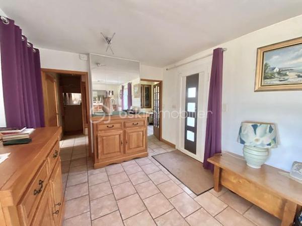 Située sur la commune de Saint-Escobille, à 10' d'Etampes, de Dourdan et d'Angerville.
Venez la découvrir avec ses 4 chambres et son grand terrain paysager de 1000 m², 
Construite en 1996, elle vous séduira par ses matériaux de qualité, son design moderne, et son exposition Sud, inondant les pièces de lumière naturelle. Un vrai coup de cœur !

La commune fait partie de la communauté d'agglomération d'Etampes. Vous êtes à 40' de Paris par le train.
La maison fait partie d'un des plus joli lotissements de la commune en bout de rue et avec la vue sur les champs !
Le jardin est bien dimensionné tout autour de la maison, sans vis à vis.

L'entrée de la maison s'ouvre sur la pièce de vie avec le salon, la salle à manger et la grande véranda de 26 m². L'espace d'environ 65 m² est l'espace à vivre par excellence, traversant et ouvrant sur la totalité du jardin.
La cuisine indépendante joliment équipée et aménagée, fonctionnelle et esthétique, est complétée par une buanderie.
On trouve également au rdc une suite parentale avec sauna, un WC et un accès pour le garage.

À l'étage, l’espace nuit se compose de 3 chambres, dont une superbe chambre traversante de 30 m², et 2 autres chambres de 13 m².
Chaque pièce est décorée avec soin. Une salle de bain de 9 m², équipée d'une grande baignoire et d'un WC, complète cet étage.

Tous les matériaux utilisés pour cette maison sont de grande qualité, assurant une isolation et un confort optimal. La décoration des sols, murs et mobiliers est en parfaite harmonie, rehaussant le charme de chaque pièce.

Les ++ : une propriété entièrement clôturée, un grand jardin plat d'environ 1000 m² engazonné entourant la maison, plusieurs terrasses, une maison indépendante en parpaing isolé, une toiture en tuiles en excellent état, une magnifique véranda de 26 m², des volets roulants électriques, du double vitrage de qualité, une PAC pour le chauffage et le rafraîchissement estival, une cheminée monumentale, et une luminosité remarquable toute la journée. La cuisine avec buanderie de 26 m², le salon-salle à manger traversant, 4 chambres dont une de 30 m², un DPE de classe B avec une isolation remarquable. Et pout compléter, un garage de 30 m², 2 chalets de jardin, une cuve de récupération de l'eau de pluie et un portail électrique. L'accès est simple à toutes les commodités : écoles, commerces, transports, et espaces verts accessibles à pied.

Ne tardez pas à visiter ce petit bijou ! Bien exceptionnel sur le marché !