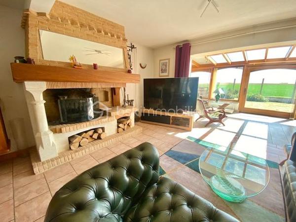 Située sur la commune de Saint-Escobille, à 10' d'Etampes, de Dourdan et d'Angerville.
Venez la découvrir avec ses 4 chambres et son grand terrain paysager de 1000 m², 
Construite en 1996, elle vous séduira par ses matériaux de qualité, son design moderne, et son exposition Sud, inondant les pièces de lumière naturelle. Un vrai coup de cœur !

La commune fait partie de la communauté d'agglomération d'Etampes. Vous êtes à 40' de Paris par le train.
La maison fait partie d'un des plus joli lotissements de la commune en bout de rue et avec la vue sur les champs !
Le jardin est bien dimensionné tout autour de la maison, sans vis à vis.

L'entrée de la maison s'ouvre sur la pièce de vie avec le salon, la salle à manger et la grande véranda de 26 m². L'espace d'environ 65 m² est l'espace à vivre par excellence, traversant et ouvrant sur la totalité du jardin.
La cuisine indépendante joliment équipée et aménagée, fonctionnelle et esthétique, est complétée par une buanderie.
On trouve également au rdc une suite parentale avec sauna, un WC et un accès pour le garage.

À l'étage, l’espace nuit se compose de 3 chambres, dont une superbe chambre traversante de 30 m², et 2 autres chambres de 13 m².
Chaque pièce est décorée avec soin. Une salle de bain de 9 m², équipée d'une grande baignoire et d'un WC, complète cet étage.

Tous les matériaux utilisés pour cette maison sont de grande qualité, assurant une isolation et un confort optimal. La décoration des sols, murs et mobiliers est en parfaite harmonie, rehaussant le charme de chaque pièce.

Les ++ : une propriété entièrement clôturée, un grand jardin plat d'environ 1000 m² engazonné entourant la maison, plusieurs terrasses, une maison indépendante en parpaing isolé, une toiture en tuiles en excellent état, une magnifique véranda de 26 m², des volets roulants électriques, du double vitrage de qualité, une PAC pour le chauffage et le rafraîchissement estival, une cheminée monumentale, et une luminosité remarquable toute la journée. La cuisine avec buanderie de 26 m², le salon-salle à manger traversant, 4 chambres dont une de 30 m², un DPE de classe B avec une isolation remarquable. Et pout compléter, un garage de 30 m², 2 chalets de jardin, une cuve de récupération de l'eau de pluie et un portail électrique. L'accès est simple à toutes les commodités : écoles, commerces, transports, et espaces verts accessibles à pied.

Ne tardez pas à visiter ce petit bijou ! Bien exceptionnel sur le marché !