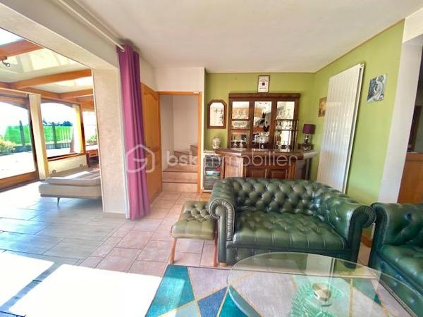 Située sur la commune de Saint-Escobille, à 10' d'Etampes, de Dourdan et d'Angerville.
Venez la découvrir avec ses 4 chambres et son grand terrain paysager de 1000 m², 
Construite en 1996, elle vous séduira par ses matériaux de qualité, son design moderne, et son exposition Sud, inondant les pièces de lumière naturelle. Un vrai coup de cœur !

La commune fait partie de la communauté d'agglomération d'Etampes. Vous êtes à 40' de Paris par le train.
La maison fait partie d'un des plus joli lotissements de la commune en bout de rue et avec la vue sur les champs !
Le jardin est bien dimensionné tout autour de la maison, sans vis à vis.

L'entrée de la maison s'ouvre sur la pièce de vie avec le salon, la salle à manger et la grande véranda de 26 m². L'espace d'environ 65 m² est l'espace à vivre par excellence, traversant et ouvrant sur la totalité du jardin.
La cuisine indépendante joliment équipée et aménagée, fonctionnelle et esthétique, est complétée par une buanderie.
On trouve également au rdc une suite parentale avec sauna, un WC et un accès pour le garage.

À l'étage, l’espace nuit se compose de 3 chambres, dont une superbe chambre traversante de 30 m², et 2 autres chambres de 13 m².
Chaque pièce est décorée avec soin. Une salle de bain de 9 m², équipée d'une grande baignoire et d'un WC, complète cet étage.

Tous les matériaux utilisés pour cette maison sont de grande qualité, assurant une isolation et un confort optimal. La décoration des sols, murs et mobiliers est en parfaite harmonie, rehaussant le charme de chaque pièce.

Les ++ : une propriété entièrement clôturée, un grand jardin plat d'environ 1000 m² engazonné entourant la maison, plusieurs terrasses, une maison indépendante en parpaing isolé, une toiture en tuiles en excellent état, une magnifique véranda de 26 m², des volets roulants électriques, du double vitrage de qualité, une PAC pour le chauffage et le rafraîchissement estival, une cheminée monumentale, et une luminosité remarquable toute la journée. La cuisine avec buanderie de 26 m², le salon-salle à manger traversant, 4 chambres dont une de 30 m², un DPE de classe B avec une isolation remarquable. Et pout compléter, un garage de 30 m², 2 chalets de jardin, une cuve de récupération de l'eau de pluie et un portail électrique. L'accès est simple à toutes les commodités : écoles, commerces, transports, et espaces verts accessibles à pied.

Ne tardez pas à visiter ce petit bijou ! Bien exceptionnel sur le marché !