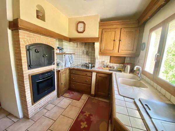 Située sur la commune de Saint-Escobille, à 10' d'Etampes, de Dourdan et d'Angerville.
Venez la découvrir avec ses 4 chambres et son grand terrain paysager de 1000 m², 
Construite en 1996, elle vous séduira par ses matériaux de qualité, son design moderne, et son exposition Sud, inondant les pièces de lumière naturelle. Un vrai coup de cœur !

La commune fait partie de la communauté d'agglomération d'Etampes. Vous êtes à 40' de Paris par le train.
La maison fait partie d'un des plus joli lotissements de la commune en bout de rue et avec la vue sur les champs !
Le jardin est bien dimensionné tout autour de la maison, sans vis à vis.

L'entrée de la maison s'ouvre sur la pièce de vie avec le salon, la salle à manger et la grande véranda de 26 m². L'espace d'environ 65 m² est l'espace à vivre par excellence, traversant et ouvrant sur la totalité du jardin.
La cuisine indépendante joliment équipée et aménagée, fonctionnelle et esthétique, est complétée par une buanderie.
On trouve également au rdc une suite parentale avec sauna, un WC et un accès pour le garage.

À l'étage, l’espace nuit se compose de 3 chambres, dont une superbe chambre traversante de 30 m², et 2 autres chambres de 13 m².
Chaque pièce est décorée avec soin. Une salle de bain de 9 m², équipée d'une grande baignoire et d'un WC, complète cet étage.

Tous les matériaux utilisés pour cette maison sont de grande qualité, assurant une isolation et un confort optimal. La décoration des sols, murs et mobiliers est en parfaite harmonie, rehaussant le charme de chaque pièce.

Les ++ : une propriété entièrement clôturée, un grand jardin plat d'environ 1000 m² engazonné entourant la maison, plusieurs terrasses, une maison indépendante en parpaing isolé, une toiture en tuiles en excellent état, une magnifique véranda de 26 m², des volets roulants électriques, du double vitrage de qualité, une PAC pour le chauffage et le rafraîchissement estival, une cheminée monumentale, et une luminosité remarquable toute la journée. La cuisine avec buanderie de 26 m², le salon-salle à manger traversant, 4 chambres dont une de 30 m², un DPE de classe B avec une isolation remarquable. Et pout compléter, un garage de 30 m², 2 chalets de jardin, une cuve de récupération de l'eau de pluie et un portail électrique. L'accès est simple à toutes les commodités : écoles, commerces, transports, et espaces verts accessibles à pied.

Ne tardez pas à visiter ce petit bijou ! Bien exceptionnel sur le marché !