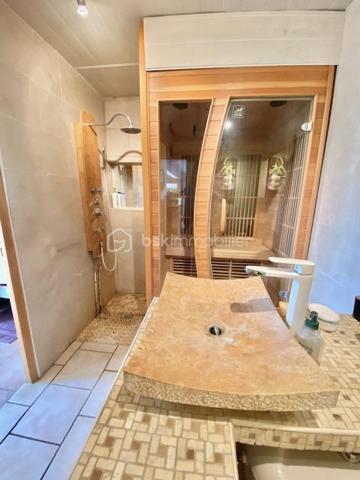 Située sur la commune de Saint-Escobille, à 10' d'Etampes, de Dourdan et d'Angerville.
Venez la découvrir avec ses 4 chambres et son grand terrain paysager de 1000 m², 
Construite en 1996, elle vous séduira par ses matériaux de qualité, son design moderne, et son exposition Sud, inondant les pièces de lumière naturelle. Un vrai coup de cœur !

La commune fait partie de la communauté d'agglomération d'Etampes. Vous êtes à 40' de Paris par le train.
La maison fait partie d'un des plus joli lotissements de la commune en bout de rue et avec la vue sur les champs !
Le jardin est bien dimensionné tout autour de la maison, sans vis à vis.

L'entrée de la maison s'ouvre sur la pièce de vie avec le salon, la salle à manger et la grande véranda de 26 m². L'espace d'environ 65 m² est l'espace à vivre par excellence, traversant et ouvrant sur la totalité du jardin.
La cuisine indépendante joliment équipée et aménagée, fonctionnelle et esthétique, est complétée par une buanderie.
On trouve également au rdc une suite parentale avec sauna, un WC et un accès pour le garage.

À l'étage, l’espace nuit se compose de 3 chambres, dont une superbe chambre traversante de 30 m², et 2 autres chambres de 13 m².
Chaque pièce est décorée avec soin. Une salle de bain de 9 m², équipée d'une grande baignoire et d'un WC, complète cet étage.

Tous les matériaux utilisés pour cette maison sont de grande qualité, assurant une isolation et un confort optimal. La décoration des sols, murs et mobiliers est en parfaite harmonie, rehaussant le charme de chaque pièce.

Les ++ : une propriété entièrement clôturée, un grand jardin plat d'environ 1000 m² engazonné entourant la maison, plusieurs terrasses, une maison indépendante en parpaing isolé, une toiture en tuiles en excellent état, une magnifique véranda de 26 m², des volets roulants électriques, du double vitrage de qualité, une PAC pour le chauffage et le rafraîchissement estival, une cheminée monumentale, et une luminosité remarquable toute la journée. La cuisine avec buanderie de 26 m², le salon-salle à manger traversant, 4 chambres dont une de 30 m², un DPE de classe B avec une isolation remarquable. Et pout compléter, un garage de 30 m², 2 chalets de jardin, une cuve de récupération de l'eau de pluie et un portail électrique. L'accès est simple à toutes les commodités : écoles, commerces, transports, et espaces verts accessibles à pied.

Ne tardez pas à visiter ce petit bijou ! Bien exceptionnel sur le marché !