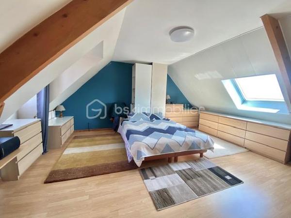 Située sur la commune de Saint-Escobille, à 10' d'Etampes, de Dourdan et d'Angerville.
Venez la découvrir avec ses 4 chambres et son grand terrain paysager de 1000 m², 
Construite en 1996, elle vous séduira par ses matériaux de qualité, son design moderne, et son exposition Sud, inondant les pièces de lumière naturelle. Un vrai coup de cœur !

La commune fait partie de la communauté d'agglomération d'Etampes. Vous êtes à 40' de Paris par le train.
La maison fait partie d'un des plus joli lotissements de la commune en bout de rue et avec la vue sur les champs !
Le jardin est bien dimensionné tout autour de la maison, sans vis à vis.

L'entrée de la maison s'ouvre sur la pièce de vie avec le salon, la salle à manger et la grande véranda de 26 m². L'espace d'environ 65 m² est l'espace à vivre par excellence, traversant et ouvrant sur la totalité du jardin.
La cuisine indépendante joliment équipée et aménagée, fonctionnelle et esthétique, est complétée par une buanderie.
On trouve également au rdc une suite parentale avec sauna, un WC et un accès pour le garage.

À l'étage, l’espace nuit se compose de 3 chambres, dont une superbe chambre traversante de 30 m², et 2 autres chambres de 13 m².
Chaque pièce est décorée avec soin. Une salle de bain de 9 m², équipée d'une grande baignoire et d'un WC, complète cet étage.

Tous les matériaux utilisés pour cette maison sont de grande qualité, assurant une isolation et un confort optimal. La décoration des sols, murs et mobiliers est en parfaite harmonie, rehaussant le charme de chaque pièce.

Les ++ : une propriété entièrement clôturée, un grand jardin plat d'environ 1000 m² engazonné entourant la maison, plusieurs terrasses, une maison indépendante en parpaing isolé, une toiture en tuiles en excellent état, une magnifique véranda de 26 m², des volets roulants électriques, du double vitrage de qualité, une PAC pour le chauffage et le rafraîchissement estival, une cheminée monumentale, et une luminosité remarquable toute la journée. La cuisine avec buanderie de 26 m², le salon-salle à manger traversant, 4 chambres dont une de 30 m², un DPE de classe B avec une isolation remarquable. Et pout compléter, un garage de 30 m², 2 chalets de jardin, une cuve de récupération de l'eau de pluie et un portail électrique. L'accès est simple à toutes les commodités : écoles, commerces, transports, et espaces verts accessibles à pied.

Ne tardez pas à visiter ce petit bijou ! Bien exceptionnel sur le marché !