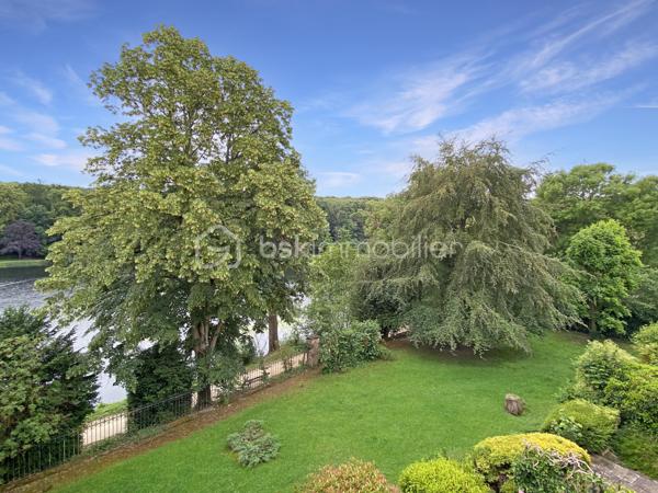 À proximité immédiate du centre-ville, des écoles et des commerces, découvrez ce magnifique duplex traversant, sans vis-à-vis, bénéficiant d'une vue imprenable sur les Étangs de Corot et d'un accès direct par le jardin de la copropriété.
Ce bien est actuellement en DPE G principalement lié au chauffage fioul ; le logement correspond davantage à une classe F et des travaux chiffrés (devis disponible) permettraient d'atteindre la classe E.
Situé au 2 ème et dernier étage d'une copropriété à taille humaine, ce bien exposé sud-Est offre un cadre de vie privilégié, calme et lumineux.
 L'accès au logement se fait par le niveau supérieur composé d'une entrée accueillante desservant un vaste double séjour lumineux de 40 m2 avec une superbe vue dégagée sur l'étang, une cuisine spacieuse indépendante, aménagée et équipée ainsi qu'une chambre avec salle d'eau et wc le tout indépendant.
Le niveau inférieur comprend un dégagement avec dressing, deux belles chambres lumineuses sans vis-à-vis et une salle de bains avec wc.
Une cave ainsi que deux places de parking en sous-sol sécurisé complètent ce bien.
 La copropriété dispose également d'un local vélos fermé.
ATOUT RARE : possibilité de créer un accès privatif au toit-terrasse pour profiter d'un espace extérieur unique.
Un appartement idéal pour une famille à la recherche d'un environnement verdoyant, d'une vue exceptionnelle et d'une localisation recherchée.