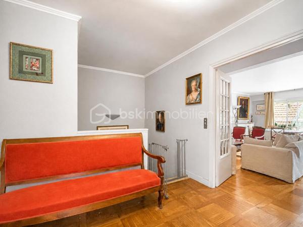 À proximité immédiate du centre-ville, des écoles et des commerces, découvrez ce magnifique duplex traversant, sans vis-à-vis, bénéficiant d'une vue imprenable sur les Étangs de Corot et d'un accès direct par le jardin de la copropriété.
Ce bien est actuellement en DPE G principalement lié au chauffage fioul ; le logement correspond davantage à une classe F et des travaux chiffrés (devis disponible) permettraient d'atteindre la classe E.
Situé au 2 ème et dernier étage d'une copropriété à taille humaine, ce bien exposé sud-Est offre un cadre de vie privilégié, calme et lumineux.
 L'accès au logement se fait par le niveau supérieur composé d'une entrée accueillante desservant un vaste double séjour lumineux de 40 m2 avec une superbe vue dégagée sur l'étang, une cuisine spacieuse indépendante, aménagée et équipée ainsi qu'une chambre avec salle d'eau et wc le tout indépendant.
Le niveau inférieur comprend un dégagement avec dressing, deux belles chambres lumineuses sans vis-à-vis et une salle de bains avec wc.
Une cave ainsi que deux places de parking en sous-sol sécurisé complètent ce bien.
 La copropriété dispose également d'un local vélos fermé.
ATOUT RARE : possibilité de créer un accès privatif au toit-terrasse pour profiter d'un espace extérieur unique.
Un appartement idéal pour une famille à la recherche d'un environnement verdoyant, d'une vue exceptionnelle et d'une localisation recherchée.