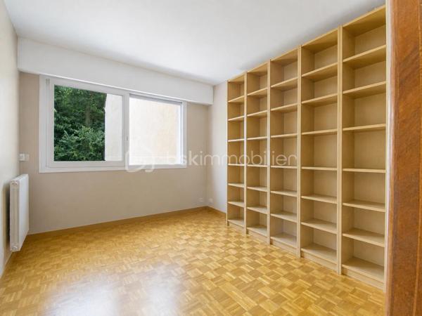 À proximité immédiate du centre-ville, des écoles et des commerces, découvrez ce magnifique duplex traversant, sans vis-à-vis, bénéficiant d'une vue imprenable sur les Étangs de Corot et d'un accès direct par le jardin de la copropriété.
Ce bien est actuellement en DPE G principalement lié au chauffage fioul ; le logement correspond davantage à une classe F et des travaux chiffrés (devis disponible) permettraient d'atteindre la classe E.
Situé au 2 ème et dernier étage d'une copropriété à taille humaine, ce bien exposé sud-Est offre un cadre de vie privilégié, calme et lumineux.
 L'accès au logement se fait par le niveau supérieur composé d'une entrée accueillante desservant un vaste double séjour lumineux de 40 m2 avec une superbe vue dégagée sur l'étang, une cuisine spacieuse indépendante, aménagée et équipée ainsi qu'une chambre avec salle d'eau et wc le tout indépendant.
Le niveau inférieur comprend un dégagement avec dressing, deux belles chambres lumineuses sans vis-à-vis et une salle de bains avec wc.
Une cave ainsi que deux places de parking en sous-sol sécurisé complètent ce bien.
 La copropriété dispose également d'un local vélos fermé.
ATOUT RARE : possibilité de créer un accès privatif au toit-terrasse pour profiter d'un espace extérieur unique.
Un appartement idéal pour une famille à la recherche d'un environnement verdoyant, d'une vue exceptionnelle et d'une localisation recherchée.