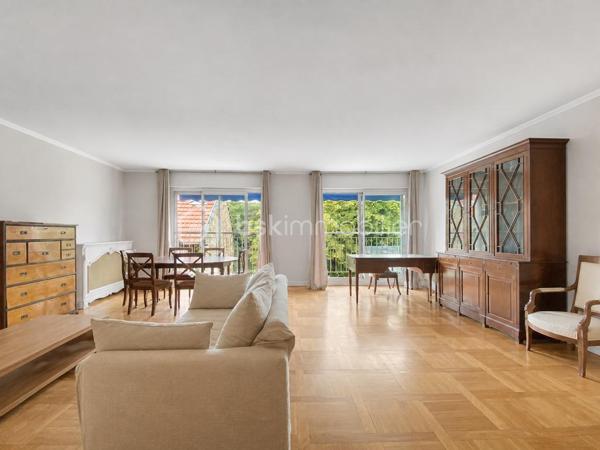 À proximité immédiate du centre-ville, des écoles et des commerces, découvrez ce magnifique duplex traversant, sans vis-à-vis, bénéficiant d'une vue imprenable sur les Étangs de Corot et d'un accès direct par le jardin de la copropriété.
Ce bien est actuellement en DPE G principalement lié au chauffage fioul ; le logement correspond davantage à une classe F et des travaux chiffrés (devis disponible) permettraient d'atteindre la classe E.
Situé au 2 ème et dernier étage d'une copropriété à taille humaine, ce bien exposé sud-Est offre un cadre de vie privilégié, calme et lumineux.
 L'accès au logement se fait par le niveau supérieur composé d'une entrée accueillante desservant un vaste double séjour lumineux de 40 m2 avec une superbe vue dégagée sur l'étang, une cuisine spacieuse indépendante, aménagée et équipée ainsi qu'une chambre avec salle d'eau et wc le tout indépendant.
Le niveau inférieur comprend un dégagement avec dressing, deux belles chambres lumineuses sans vis-à-vis et une salle de bains avec wc.
Une cave ainsi que deux places de parking en sous-sol sécurisé complètent ce bien.
 La copropriété dispose également d'un local vélos fermé.
ATOUT RARE : possibilité de créer un accès privatif au toit-terrasse pour profiter d'un espace extérieur unique.
Un appartement idéal pour une famille à la recherche d'un environnement verdoyant, d'une vue exceptionnelle et d'une localisation recherchée.