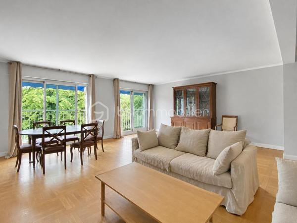 À proximité immédiate du centre-ville, des écoles et des commerces, découvrez ce magnifique duplex traversant, sans vis-à-vis, bénéficiant d'une vue imprenable sur les Étangs de Corot et d'un accès direct par le jardin de la copropriété.
Ce bien est actuellement en DPE G principalement lié au chauffage fioul ; le logement correspond davantage à une classe F et des travaux chiffrés (devis disponible) permettraient d'atteindre la classe E.
Situé au 2 ème et dernier étage d'une copropriété à taille humaine, ce bien exposé sud-Est offre un cadre de vie privilégié, calme et lumineux.
 L'accès au logement se fait par le niveau supérieur composé d'une entrée accueillante desservant un vaste double séjour lumineux de 40 m2 avec une superbe vue dégagée sur l'étang, une cuisine spacieuse indépendante, aménagée et équipée ainsi qu'une chambre avec salle d'eau et wc le tout indépendant.
Le niveau inférieur comprend un dégagement avec dressing, deux belles chambres lumineuses sans vis-à-vis et une salle de bains avec wc.
Une cave ainsi que deux places de parking en sous-sol sécurisé complètent ce bien.
 La copropriété dispose également d'un local vélos fermé.
ATOUT RARE : possibilité de créer un accès privatif au toit-terrasse pour profiter d'un espace extérieur unique.
Un appartement idéal pour une famille à la recherche d'un environnement verdoyant, d'une vue exceptionnelle et d'une localisation recherchée.