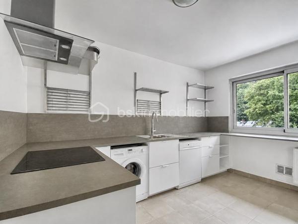 À proximité immédiate du centre-ville, des écoles et des commerces, découvrez ce magnifique duplex traversant, sans vis-à-vis, bénéficiant d'une vue imprenable sur les Étangs de Corot et d'un accès direct par le jardin de la copropriété.
Ce bien est actuellement en DPE G principalement lié au chauffage fioul ; le logement correspond davantage à une classe F et des travaux chiffrés (devis disponible) permettraient d'atteindre la classe E.
Situé au 2 ème et dernier étage d'une copropriété à taille humaine, ce bien exposé sud-Est offre un cadre de vie privilégié, calme et lumineux.
 L'accès au logement se fait par le niveau supérieur composé d'une entrée accueillante desservant un vaste double séjour lumineux de 40 m2 avec une superbe vue dégagée sur l'étang, une cuisine spacieuse indépendante, aménagée et équipée ainsi qu'une chambre avec salle d'eau et wc le tout indépendant.
Le niveau inférieur comprend un dégagement avec dressing, deux belles chambres lumineuses sans vis-à-vis et une salle de bains avec wc.
Une cave ainsi que deux places de parking en sous-sol sécurisé complètent ce bien.
 La copropriété dispose également d'un local vélos fermé.
ATOUT RARE : possibilité de créer un accès privatif au toit-terrasse pour profiter d'un espace extérieur unique.
Un appartement idéal pour une famille à la recherche d'un environnement verdoyant, d'une vue exceptionnelle et d'une localisation recherchée.