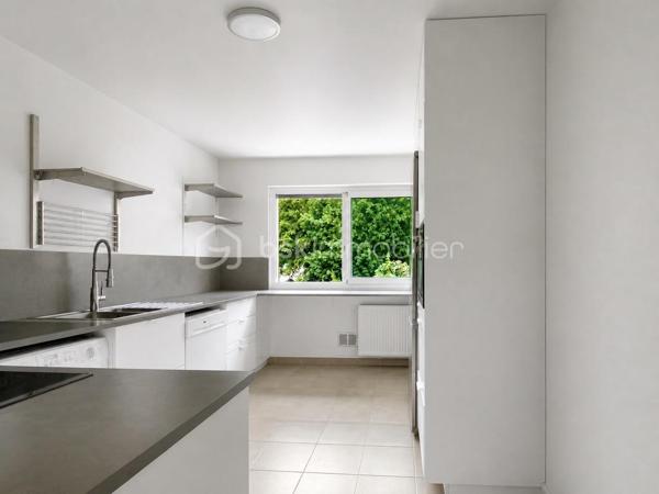 À proximité immédiate du centre-ville, des écoles et des commerces, découvrez ce magnifique duplex traversant, sans vis-à-vis, bénéficiant d'une vue imprenable sur les Étangs de Corot et d'un accès direct par le jardin de la copropriété.
Ce bien est actuellement en DPE G principalement lié au chauffage fioul ; le logement correspond davantage à une classe F et des travaux chiffrés (devis disponible) permettraient d'atteindre la classe E.
Situé au 2 ème et dernier étage d'une copropriété à taille humaine, ce bien exposé sud-Est offre un cadre de vie privilégié, calme et lumineux.
 L'accès au logement se fait par le niveau supérieur composé d'une entrée accueillante desservant un vaste double séjour lumineux de 40 m2 avec une superbe vue dégagée sur l'étang, une cuisine spacieuse indépendante, aménagée et équipée ainsi qu'une chambre avec salle d'eau et wc le tout indépendant.
Le niveau inférieur comprend un dégagement avec dressing, deux belles chambres lumineuses sans vis-à-vis et une salle de bains avec wc.
Une cave ainsi que deux places de parking en sous-sol sécurisé complètent ce bien.
 La copropriété dispose également d'un local vélos fermé.
ATOUT RARE : possibilité de créer un accès privatif au toit-terrasse pour profiter d'un espace extérieur unique.
Un appartement idéal pour une famille à la recherche d'un environnement verdoyant, d'une vue exceptionnelle et d'une localisation recherchée.