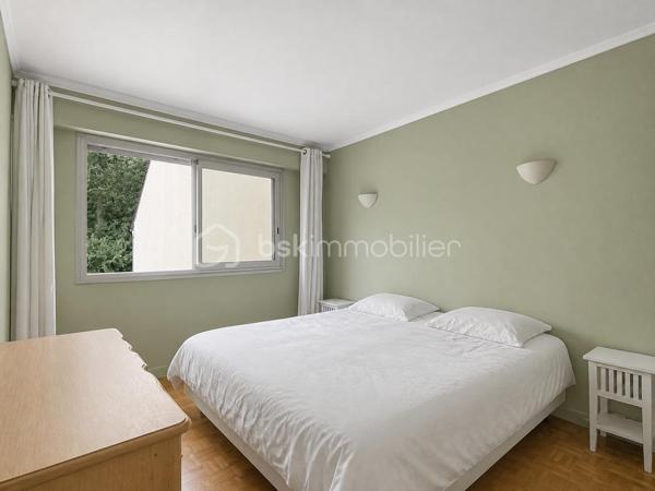 À proximité immédiate du centre-ville, des écoles et des commerces, découvrez ce magnifique duplex traversant, sans vis-à-vis, bénéficiant d'une vue imprenable sur les Étangs de Corot et d'un accès direct par le jardin de la copropriété.
Ce bien est actuellement en DPE G principalement lié au chauffage fioul ; le logement correspond davantage à une classe F et des travaux chiffrés (devis disponible) permettraient d'atteindre la classe E.
Situé au 2 ème et dernier étage d'une copropriété à taille humaine, ce bien exposé sud-Est offre un cadre de vie privilégié, calme et lumineux.
 L'accès au logement se fait par le niveau supérieur composé d'une entrée accueillante desservant un vaste double séjour lumineux de 40 m2 avec une superbe vue dégagée sur l'étang, une cuisine spacieuse indépendante, aménagée et équipée ainsi qu'une chambre avec salle d'eau et wc le tout indépendant.
Le niveau inférieur comprend un dégagement avec dressing, deux belles chambres lumineuses sans vis-à-vis et une salle de bains avec wc.
Une cave ainsi que deux places de parking en sous-sol sécurisé complètent ce bien.
 La copropriété dispose également d'un local vélos fermé.
ATOUT RARE : possibilité de créer un accès privatif au toit-terrasse pour profiter d'un espace extérieur unique.
Un appartement idéal pour une famille à la recherche d'un environnement verdoyant, d'une vue exceptionnelle et d'une localisation recherchée.