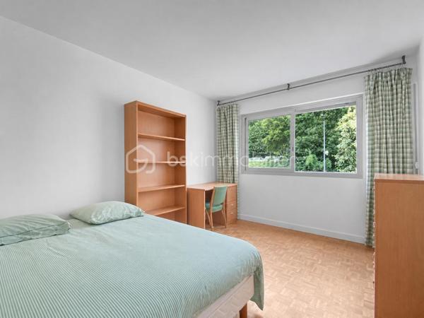 À proximité immédiate du centre-ville, des écoles et des commerces, découvrez ce magnifique duplex traversant, sans vis-à-vis, bénéficiant d'une vue imprenable sur les Étangs de Corot et d'un accès direct par le jardin de la copropriété.
Ce bien est actuellement en DPE G principalement lié au chauffage fioul ; le logement correspond davantage à une classe F et des travaux chiffrés (devis disponible) permettraient d'atteindre la classe E.
Situé au 2 ème et dernier étage d'une copropriété à taille humaine, ce bien exposé sud-Est offre un cadre de vie privilégié, calme et lumineux.
 L'accès au logement se fait par le niveau supérieur composé d'une entrée accueillante desservant un vaste double séjour lumineux de 40 m2 avec une superbe vue dégagée sur l'étang, une cuisine spacieuse indépendante, aménagée et équipée ainsi qu'une chambre avec salle d'eau et wc le tout indépendant.
Le niveau inférieur comprend un dégagement avec dressing, deux belles chambres lumineuses sans vis-à-vis et une salle de bains avec wc.
Une cave ainsi que deux places de parking en sous-sol sécurisé complètent ce bien.
 La copropriété dispose également d'un local vélos fermé.
ATOUT RARE : possibilité de créer un accès privatif au toit-terrasse pour profiter d'un espace extérieur unique.
Un appartement idéal pour une famille à la recherche d'un environnement verdoyant, d'une vue exceptionnelle et d'une localisation recherchée.