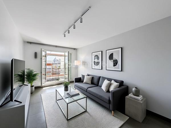 Au sein d’une résidence en cours de rénovation énergétique (ravalement en cours, travaux largement avancés), découvrez cet appartement 2 pièces entièrement refait à neuf, situé au 2ᵉ étage sans ascenseur.

L’appartement se compose d’une entrée avec placard, d’un séjour lumineux exposé Est ouvrant sur un balcon ainsi qu’une loggia sécurisée, d’une cuisine équipée, d’une chambre avec placard intégré et d’une salle d’eau avec WC.
Une grande cave complète ce bien.
La résidence bénéficiera à terme d’une amélioration de ses performances énergétiques, constituant un atout supplémentaire pour la valorisation du bien.

Environnement et commodités
Situé dans un secteur résidentiel, l’appartement profite de la proximité immédiate de nombreuses commodités :

Commerces de proximité, supermarchés, boulangeries et pharmacies
Établissements scolaires (maternelle, primaire, collège et lycée)
Transports en commun à proximité (bus, accès RER, téléphérique câble C1)
Accès rapide aux axes routiers principaux
Espaces verts, parcs et équipements sportifs

Les atouts du bien

Appartement entièrement rénové, aucun travaux à prévoir
Exposition Ouest assurant une bonne luminosité
Balcon et loggia sécurisée
Cave spacieuse
Résidence en cours d’amélioration énergétique

Bien idéal pour un premier achat ou un investissement locatif.