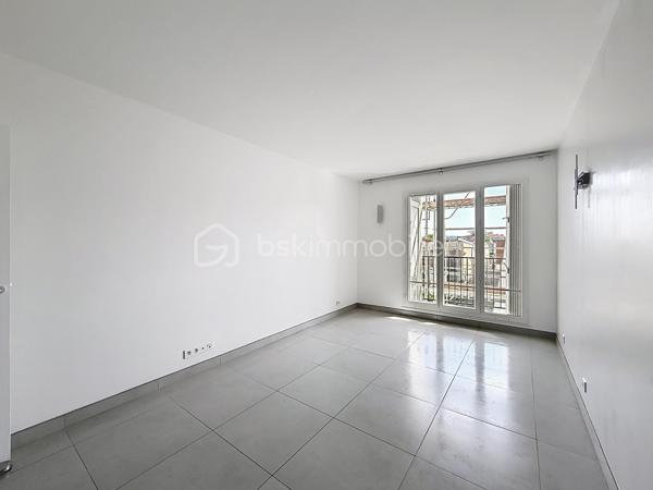 Au sein d’une résidence en cours de rénovation énergétique (ravalement en cours, travaux largement avancés), découvrez cet appartement 2 pièces entièrement refait à neuf, situé au 2ᵉ étage sans ascenseur.

L’appartement se compose d’une entrée avec placard, d’un séjour lumineux exposé Est ouvrant sur un balcon ainsi qu’une loggia sécurisée, d’une cuisine équipée, d’une chambre avec placard intégré et d’une salle d’eau avec WC.
Une grande cave complète ce bien.
La résidence bénéficiera à terme d’une amélioration de ses performances énergétiques, constituant un atout supplémentaire pour la valorisation du bien.

Environnement et commodités
Situé dans un secteur résidentiel, l’appartement profite de la proximité immédiate de nombreuses commodités :

Commerces de proximité, supermarchés, boulangeries et pharmacies
Établissements scolaires (maternelle, primaire, collège et lycée)
Transports en commun à proximité (bus, accès RER, téléphérique câble C1)
Accès rapide aux axes routiers principaux
Espaces verts, parcs et équipements sportifs

Les atouts du bien

Appartement entièrement rénové, aucun travaux à prévoir
Exposition Ouest assurant une bonne luminosité
Balcon et loggia sécurisée
Cave spacieuse
Résidence en cours d’amélioration énergétique

Bien idéal pour un premier achat ou un investissement locatif.
