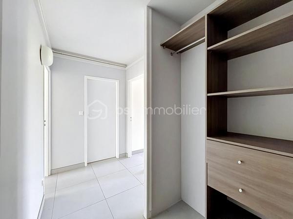 Au sein d’une résidence en cours de rénovation énergétique (ravalement en cours, travaux largement avancés), découvrez cet appartement 2 pièces entièrement refait à neuf, situé au 2ᵉ étage sans ascenseur.

L’appartement se compose d’une entrée avec placard, d’un séjour lumineux exposé Est ouvrant sur un balcon ainsi qu’une loggia sécurisée, d’une cuisine équipée, d’une chambre avec placard intégré et d’une salle d’eau avec WC.
Une grande cave complète ce bien.
La résidence bénéficiera à terme d’une amélioration de ses performances énergétiques, constituant un atout supplémentaire pour la valorisation du bien.

Environnement et commodités
Situé dans un secteur résidentiel, l’appartement profite de la proximité immédiate de nombreuses commodités :

Commerces de proximité, supermarchés, boulangeries et pharmacies
Établissements scolaires (maternelle, primaire, collège et lycée)
Transports en commun à proximité (bus, accès RER, téléphérique câble C1)
Accès rapide aux axes routiers principaux
Espaces verts, parcs et équipements sportifs

Les atouts du bien

Appartement entièrement rénové, aucun travaux à prévoir
Exposition Ouest assurant une bonne luminosité
Balcon et loggia sécurisée
Cave spacieuse
Résidence en cours d’amélioration énergétique

Bien idéal pour un premier achat ou un investissement locatif.