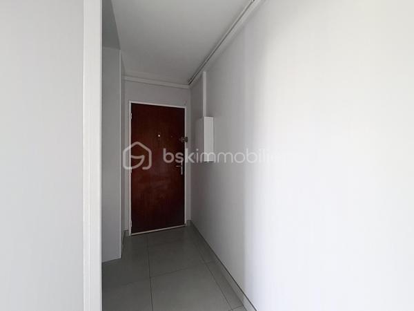 Au sein d’une résidence en cours de rénovation énergétique (ravalement en cours, travaux largement avancés), découvrez cet appartement 2 pièces entièrement refait à neuf, situé au 2ᵉ étage sans ascenseur.

L’appartement se compose d’une entrée avec placard, d’un séjour lumineux exposé Est ouvrant sur un balcon ainsi qu’une loggia sécurisée, d’une cuisine équipée, d’une chambre avec placard intégré et d’une salle d’eau avec WC.
Une grande cave complète ce bien.
La résidence bénéficiera à terme d’une amélioration de ses performances énergétiques, constituant un atout supplémentaire pour la valorisation du bien.

Environnement et commodités
Situé dans un secteur résidentiel, l’appartement profite de la proximité immédiate de nombreuses commodités :

Commerces de proximité, supermarchés, boulangeries et pharmacies
Établissements scolaires (maternelle, primaire, collège et lycée)
Transports en commun à proximité (bus, accès RER, téléphérique câble C1)
Accès rapide aux axes routiers principaux
Espaces verts, parcs et équipements sportifs

Les atouts du bien

Appartement entièrement rénové, aucun travaux à prévoir
Exposition Ouest assurant une bonne luminosité
Balcon et loggia sécurisée
Cave spacieuse
Résidence en cours d’amélioration énergétique

Bien idéal pour un premier achat ou un investissement locatif.