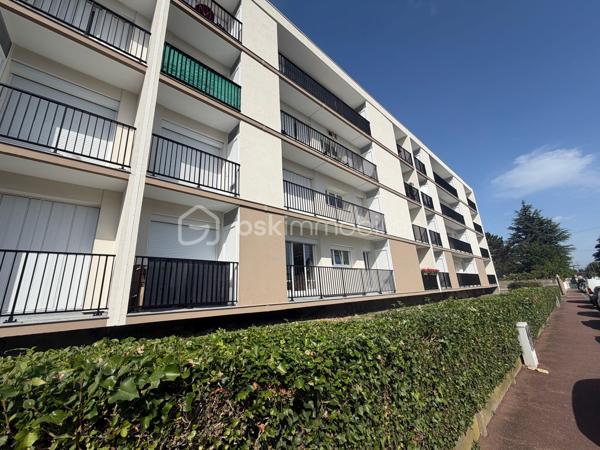 Au sein d’une résidence en cours de rénovation énergétique (ravalement en cours, travaux largement avancés), découvrez cet appartement 2 pièces entièrement refait à neuf, situé au 2ᵉ étage sans ascenseur.

L’appartement se compose d’une entrée avec placard, d’un séjour lumineux exposé Est ouvrant sur un balcon ainsi qu’une loggia sécurisée, d’une cuisine équipée, d’une chambre avec placard intégré et d’une salle d’eau avec WC.
Une grande cave complète ce bien.
La résidence bénéficiera à terme d’une amélioration de ses performances énergétiques, constituant un atout supplémentaire pour la valorisation du bien.

Environnement et commodités
Situé dans un secteur résidentiel, l’appartement profite de la proximité immédiate de nombreuses commodités :

Commerces de proximité, supermarchés, boulangeries et pharmacies
Établissements scolaires (maternelle, primaire, collège et lycée)
Transports en commun à proximité (bus, accès RER, téléphérique câble C1)
Accès rapide aux axes routiers principaux
Espaces verts, parcs et équipements sportifs

Les atouts du bien

Appartement entièrement rénové, aucun travaux à prévoir
Exposition Ouest assurant une bonne luminosité
Balcon et loggia sécurisée
Cave spacieuse
Résidence en cours d’amélioration énergétique

Bien idéal pour un premier achat ou un investissement locatif.