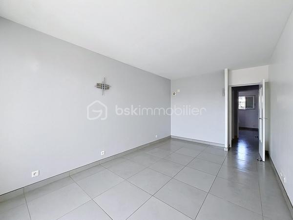 Au sein d’une résidence en cours de rénovation énergétique (ravalement en cours, travaux largement avancés), découvrez cet appartement 2 pièces entièrement refait à neuf, situé au 2ᵉ étage sans ascenseur.

L’appartement se compose d’une entrée avec placard, d’un séjour lumineux exposé Est ouvrant sur un balcon ainsi qu’une loggia sécurisée, d’une cuisine équipée, d’une chambre avec placard intégré et d’une salle d’eau avec WC.
Une grande cave complète ce bien.
La résidence bénéficiera à terme d’une amélioration de ses performances énergétiques, constituant un atout supplémentaire pour la valorisation du bien.

Environnement et commodités
Situé dans un secteur résidentiel, l’appartement profite de la proximité immédiate de nombreuses commodités :

Commerces de proximité, supermarchés, boulangeries et pharmacies
Établissements scolaires (maternelle, primaire, collège et lycée)
Transports en commun à proximité (bus, accès RER, téléphérique câble C1)
Accès rapide aux axes routiers principaux
Espaces verts, parcs et équipements sportifs

Les atouts du bien

Appartement entièrement rénové, aucun travaux à prévoir
Exposition Ouest assurant une bonne luminosité
Balcon et loggia sécurisée
Cave spacieuse
Résidence en cours d’amélioration énergétique

Bien idéal pour un premier achat ou un investissement locatif.
