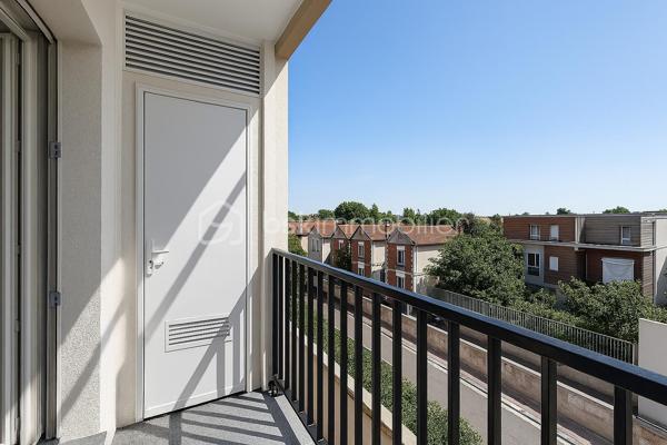 Au sein d’une résidence en cours de rénovation énergétique (ravalement en cours, travaux largement avancés), découvrez cet appartement 2 pièces entièrement refait à neuf, situé au 2ᵉ étage sans ascenseur.

L’appartement se compose d’une entrée avec placard, d’un séjour lumineux exposé Est ouvrant sur un balcon ainsi qu’une loggia sécurisée, d’une cuisine équipée, d’une chambre avec placard intégré et d’une salle d’eau avec WC.
Une grande cave complète ce bien.
La résidence bénéficiera à terme d’une amélioration de ses performances énergétiques, constituant un atout supplémentaire pour la valorisation du bien.

Environnement et commodités
Situé dans un secteur résidentiel, l’appartement profite de la proximité immédiate de nombreuses commodités :

Commerces de proximité, supermarchés, boulangeries et pharmacies
Établissements scolaires (maternelle, primaire, collège et lycée)
Transports en commun à proximité (bus, accès RER, téléphérique câble C1)
Accès rapide aux axes routiers principaux
Espaces verts, parcs et équipements sportifs

Les atouts du bien

Appartement entièrement rénové, aucun travaux à prévoir
Exposition Ouest assurant une bonne luminosité
Balcon et loggia sécurisée
Cave spacieuse
Résidence en cours d’amélioration énergétique

Bien idéal pour un premier achat ou un investissement locatif.