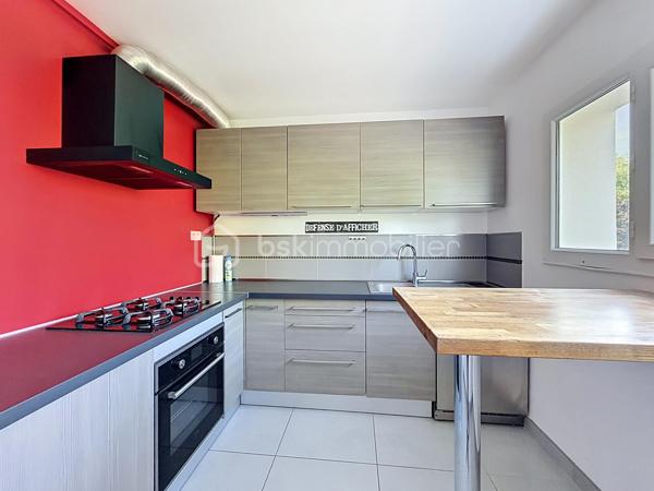 Au sein d’une résidence en cours de rénovation énergétique (ravalement en cours, travaux largement avancés), découvrez cet appartement 2 pièces entièrement refait à neuf, situé au 2ᵉ étage sans ascenseur.

L’appartement se compose d’une entrée avec placard, d’un séjour lumineux exposé Est ouvrant sur un balcon ainsi qu’une loggia sécurisée, d’une cuisine équipée, d’une chambre avec placard intégré et d’une salle d’eau avec WC.
Une grande cave complète ce bien.
La résidence bénéficiera à terme d’une amélioration de ses performances énergétiques, constituant un atout supplémentaire pour la valorisation du bien.

Environnement et commodités
Situé dans un secteur résidentiel, l’appartement profite de la proximité immédiate de nombreuses commodités :

Commerces de proximité, supermarchés, boulangeries et pharmacies
Établissements scolaires (maternelle, primaire, collège et lycée)
Transports en commun à proximité (bus, accès RER, téléphérique câble C1)
Accès rapide aux axes routiers principaux
Espaces verts, parcs et équipements sportifs

Les atouts du bien

Appartement entièrement rénové, aucun travaux à prévoir
Exposition Ouest assurant une bonne luminosité
Balcon et loggia sécurisée
Cave spacieuse
Résidence en cours d’amélioration énergétique

Bien idéal pour un premier achat ou un investissement locatif.