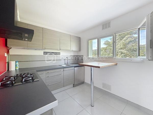 Au sein d’une résidence en cours de rénovation énergétique (ravalement en cours, travaux largement avancés), découvrez cet appartement 2 pièces entièrement refait à neuf, situé au 2ᵉ étage sans ascenseur.

L’appartement se compose d’une entrée avec placard, d’un séjour lumineux exposé Est ouvrant sur un balcon ainsi qu’une loggia sécurisée, d’une cuisine équipée, d’une chambre avec placard intégré et d’une salle d’eau avec WC.
Une grande cave complète ce bien.
La résidence bénéficiera à terme d’une amélioration de ses performances énergétiques, constituant un atout supplémentaire pour la valorisation du bien.

Environnement et commodités
Situé dans un secteur résidentiel, l’appartement profite de la proximité immédiate de nombreuses commodités :

Commerces de proximité, supermarchés, boulangeries et pharmacies
Établissements scolaires (maternelle, primaire, collège et lycée)
Transports en commun à proximité (bus, accès RER, téléphérique câble C1)
Accès rapide aux axes routiers principaux
Espaces verts, parcs et équipements sportifs

Les atouts du bien

Appartement entièrement rénové, aucun travaux à prévoir
Exposition Ouest assurant une bonne luminosité
Balcon et loggia sécurisée
Cave spacieuse
Résidence en cours d’amélioration énergétique

Bien idéal pour un premier achat ou un investissement locatif.