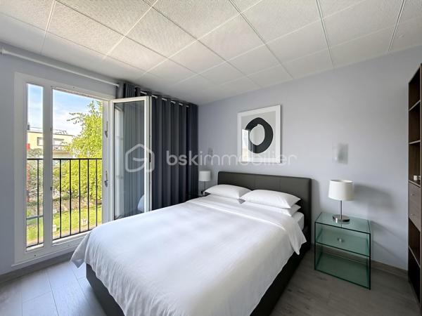 Au sein d’une résidence en cours de rénovation énergétique (ravalement en cours, travaux largement avancés), découvrez cet appartement 2 pièces entièrement refait à neuf, situé au 2ᵉ étage sans ascenseur.

L’appartement se compose d’une entrée avec placard, d’un séjour lumineux exposé Est ouvrant sur un balcon ainsi qu’une loggia sécurisée, d’une cuisine équipée, d’une chambre avec placard intégré et d’une salle d’eau avec WC.
Une grande cave complète ce bien.
La résidence bénéficiera à terme d’une amélioration de ses performances énergétiques, constituant un atout supplémentaire pour la valorisation du bien.

Environnement et commodités
Situé dans un secteur résidentiel, l’appartement profite de la proximité immédiate de nombreuses commodités :

Commerces de proximité, supermarchés, boulangeries et pharmacies
Établissements scolaires (maternelle, primaire, collège et lycée)
Transports en commun à proximité (bus, accès RER, téléphérique câble C1)
Accès rapide aux axes routiers principaux
Espaces verts, parcs et équipements sportifs

Les atouts du bien

Appartement entièrement rénové, aucun travaux à prévoir
Exposition Ouest assurant une bonne luminosité
Balcon et loggia sécurisée
Cave spacieuse
Résidence en cours d’amélioration énergétique

Bien idéal pour un premier achat ou un investissement locatif.