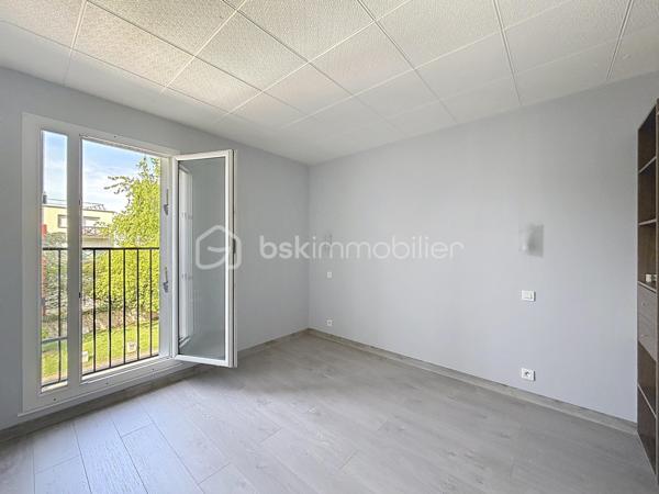 Au sein d’une résidence en cours de rénovation énergétique (ravalement en cours, travaux largement avancés), découvrez cet appartement 2 pièces entièrement refait à neuf, situé au 2ᵉ étage sans ascenseur.

L’appartement se compose d’une entrée avec placard, d’un séjour lumineux exposé Est ouvrant sur un balcon ainsi qu’une loggia sécurisée, d’une cuisine équipée, d’une chambre avec placard intégré et d’une salle d’eau avec WC.
Une grande cave complète ce bien.
La résidence bénéficiera à terme d’une amélioration de ses performances énergétiques, constituant un atout supplémentaire pour la valorisation du bien.

Environnement et commodités
Situé dans un secteur résidentiel, l’appartement profite de la proximité immédiate de nombreuses commodités :

Commerces de proximité, supermarchés, boulangeries et pharmacies
Établissements scolaires (maternelle, primaire, collège et lycée)
Transports en commun à proximité (bus, accès RER, téléphérique câble C1)
Accès rapide aux axes routiers principaux
Espaces verts, parcs et équipements sportifs

Les atouts du bien

Appartement entièrement rénové, aucun travaux à prévoir
Exposition Ouest assurant une bonne luminosité
Balcon et loggia sécurisée
Cave spacieuse
Résidence en cours d’amélioration énergétique

Bien idéal pour un premier achat ou un investissement locatif.
