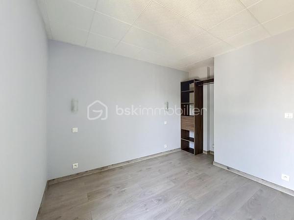 Au sein d’une résidence en cours de rénovation énergétique (ravalement en cours, travaux largement avancés), découvrez cet appartement 2 pièces entièrement refait à neuf, situé au 2ᵉ étage sans ascenseur.

L’appartement se compose d’une entrée avec placard, d’un séjour lumineux exposé Est ouvrant sur un balcon ainsi qu’une loggia sécurisée, d’une cuisine équipée, d’une chambre avec placard intégré et d’une salle d’eau avec WC.
Une grande cave complète ce bien.
La résidence bénéficiera à terme d’une amélioration de ses performances énergétiques, constituant un atout supplémentaire pour la valorisation du bien.

Environnement et commodités
Situé dans un secteur résidentiel, l’appartement profite de la proximité immédiate de nombreuses commodités :

Commerces de proximité, supermarchés, boulangeries et pharmacies
Établissements scolaires (maternelle, primaire, collège et lycée)
Transports en commun à proximité (bus, accès RER, téléphérique câble C1)
Accès rapide aux axes routiers principaux
Espaces verts, parcs et équipements sportifs

Les atouts du bien

Appartement entièrement rénové, aucun travaux à prévoir
Exposition Ouest assurant une bonne luminosité
Balcon et loggia sécurisée
Cave spacieuse
Résidence en cours d’amélioration énergétique

Bien idéal pour un premier achat ou un investissement locatif.