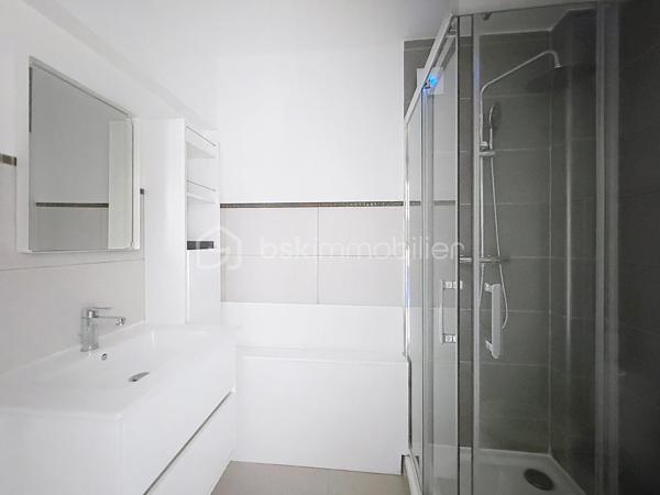 Au sein d’une résidence en cours de rénovation énergétique (ravalement en cours, travaux largement avancés), découvrez cet appartement 2 pièces entièrement refait à neuf, situé au 2ᵉ étage sans ascenseur.

L’appartement se compose d’une entrée avec placard, d’un séjour lumineux exposé Est ouvrant sur un balcon ainsi qu’une loggia sécurisée, d’une cuisine équipée, d’une chambre avec placard intégré et d’une salle d’eau avec WC.
Une grande cave complète ce bien.
La résidence bénéficiera à terme d’une amélioration de ses performances énergétiques, constituant un atout supplémentaire pour la valorisation du bien.

Environnement et commodités
Situé dans un secteur résidentiel, l’appartement profite de la proximité immédiate de nombreuses commodités :

Commerces de proximité, supermarchés, boulangeries et pharmacies
Établissements scolaires (maternelle, primaire, collège et lycée)
Transports en commun à proximité (bus, accès RER, téléphérique câble C1)
Accès rapide aux axes routiers principaux
Espaces verts, parcs et équipements sportifs

Les atouts du bien

Appartement entièrement rénové, aucun travaux à prévoir
Exposition Ouest assurant une bonne luminosité
Balcon et loggia sécurisée
Cave spacieuse
Résidence en cours d’amélioration énergétique

Bien idéal pour un premier achat ou un investissement locatif.
