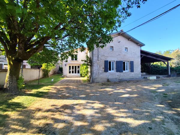 Un bien à fort potentiel : maison de village de 2 chambres à rénover, avec grand jardin et garage