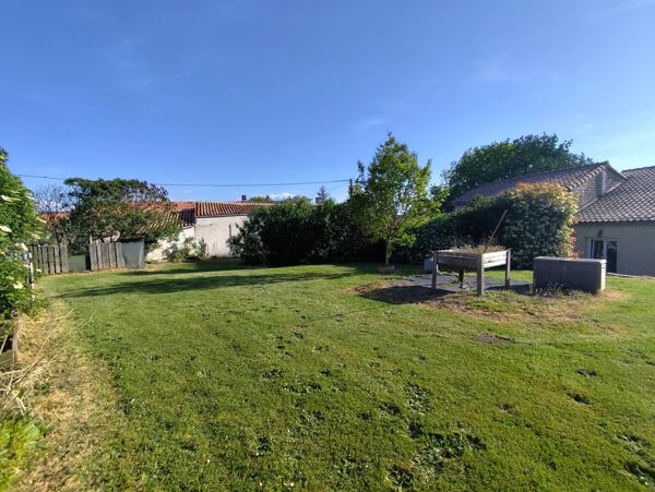 Un bien à fort potentiel : maison de village de 2 chambres à rénover, avec grand jardin et garage