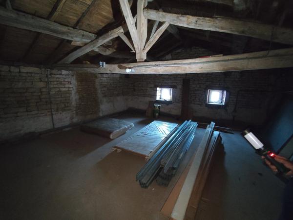 Un bien à fort potentiel : maison de village de 2 chambres à rénover, avec grand jardin et garage