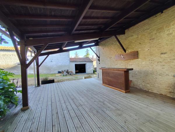 Un bien à fort potentiel : maison de village de 2 chambres à rénover, avec grand jardin et garage