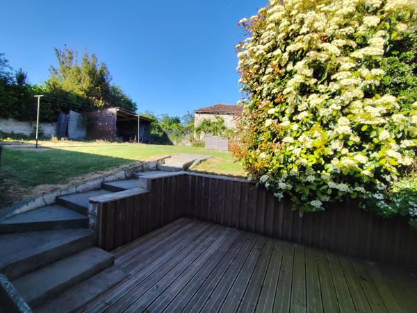 Un bien à fort potentiel : maison de village de 2 chambres à rénover, avec grand jardin et garage