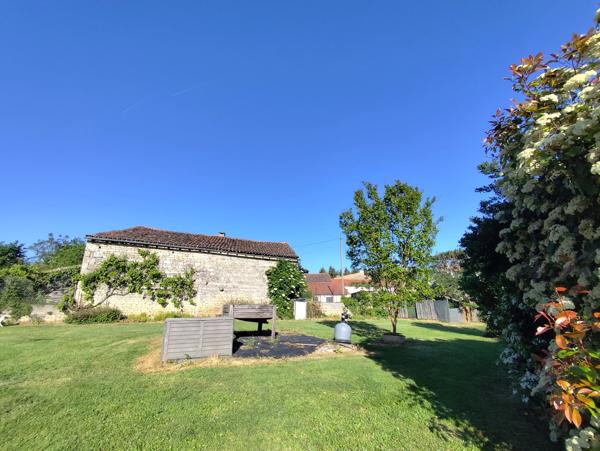 Un bien à fort potentiel : maison de village de 2 chambres à rénover, avec grand jardin et garage