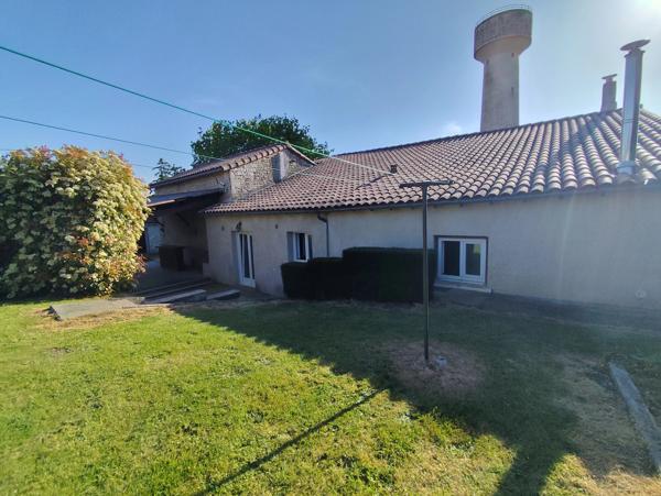 Un bien à fort potentiel : maison de village de 2 chambres à rénover, avec grand jardin et garage