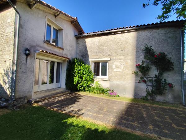 Un bien à fort potentiel : maison de village de 2 chambres à rénover, avec grand jardin et garage