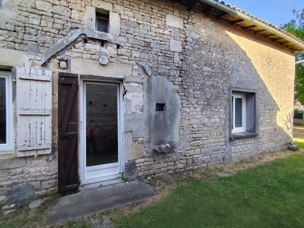 Un bien à fort potentiel : maison de village de 2 chambres à rénover, avec grand jardin et garage