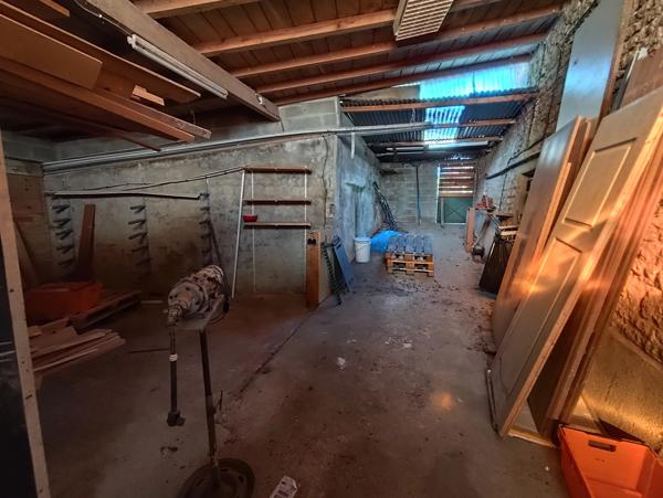 Un bien à fort potentiel : maison de village de 2 chambres à rénover, avec grand jardin et garage