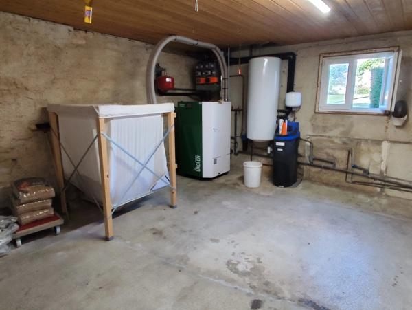 Un bien à fort potentiel : maison de village de 2 chambres à rénover, avec grand jardin et garage