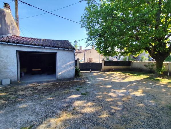 Un bien à fort potentiel : maison de village de 2 chambres à rénover, avec grand jardin et garage