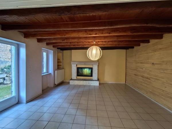 Un bien à fort potentiel : maison de village de 2 chambres à rénover, avec grand jardin et garage
