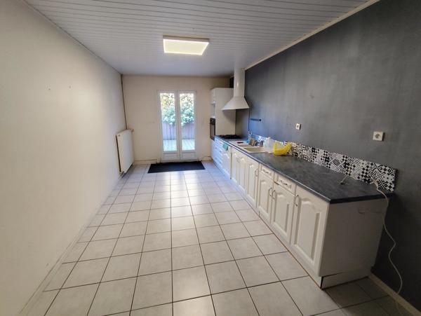 Un bien à fort potentiel : maison de village de 2 chambres à rénover, avec grand jardin et garage