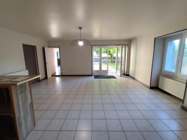Un bien à fort potentiel : maison de village de 2 chambres à rénover, avec grand jardin et garage