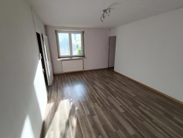 Un bien à fort potentiel : maison de village de 2 chambres à rénover, avec grand jardin et garage
