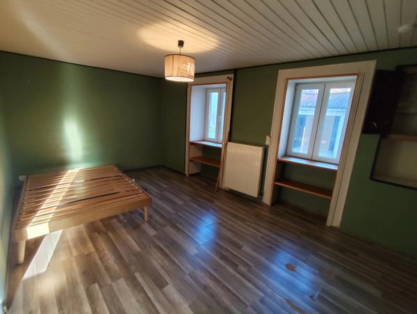 Un bien à fort potentiel : maison de village de 2 chambres à rénover, avec grand jardin et garage