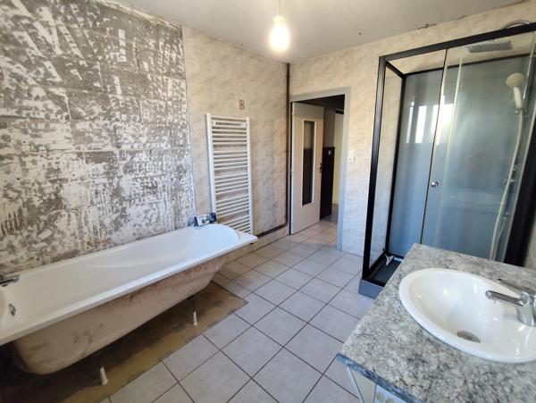 Un bien à fort potentiel : maison de village de 2 chambres à rénover, avec grand jardin et garage