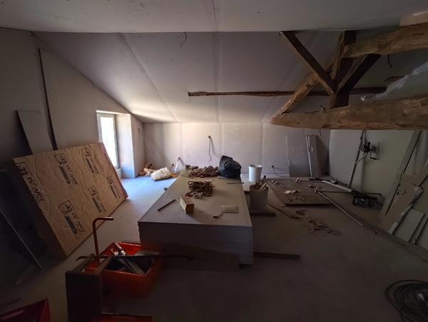 Un bien à fort potentiel : maison de village de 2 chambres à rénover, avec grand jardin et garage
